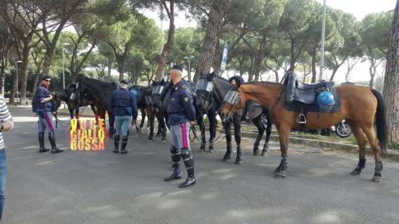 Agenti a cavallo intorno allo stadio