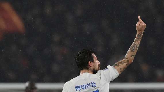 Roma-Inter, Acerbi mostra il dito medio dopo il gol del vantaggio: la procura apre un'indagine. FOTO!