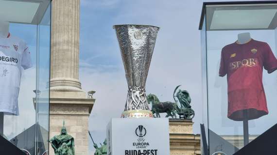 La coppa dell'Europa League esposta al Fan Festival dell'UEFA. FOTO! VIDEO!