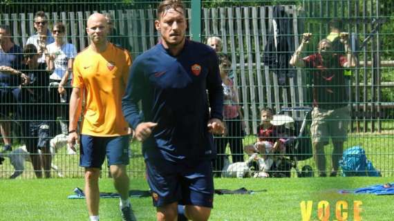 Totti svolge differenziato con il pallone - La photogallery