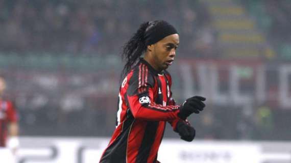 Ronaldinho s'inchina all'ingresso in campo di Totti e Maradona