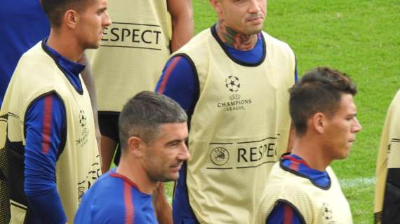 Pellegrini carica: "Keep pushing". Nainggolan scherza: "Ora anche in inglese"