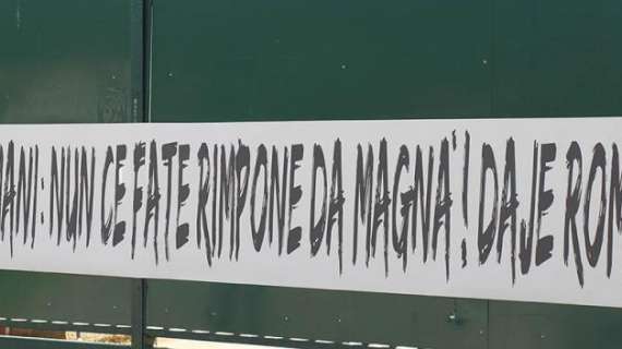 Striscione a Trigoria: "Domani nun ce fate rimpone da magna'!"