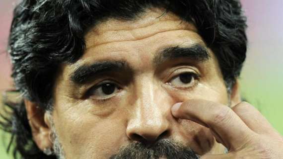 Napoli sotto inchiesta dell'Uefa, Maradona: "Blatter e Platini si facciano da parte"