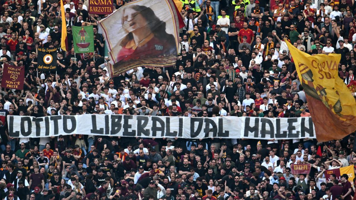 Roma-Lazio - Sfottò della Curva Sud: "Lotito liberali dal Malen". FOTO!