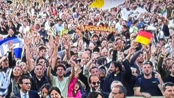 Fumata bianca in Vaticano, eletto il nuovo Papa: spunta una sciarpa della Roma a San Pietro. FOTO!