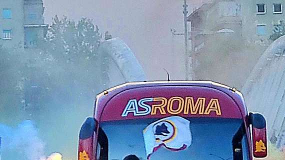 Roma-Bayer Leverkusen, i tifosi giallorossi accolgono il pullman della squadra con cori e fumogeni. VIDEO!