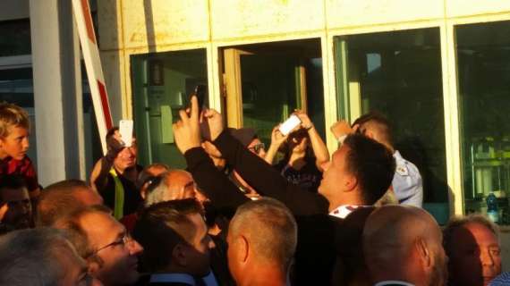 DZEKO - Il bosniaco lascia Fiumicino dopo un selfie con i tifosi. Domani le visite mediche. FOTO! VIDEO!