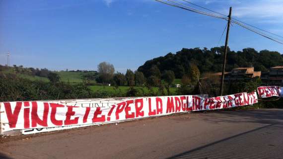 Trigoria - Durante l'allenamento esposto lo striscione "Vincete! Per la maglia, per la gente, perché noi siamo Roma, loro il niente"