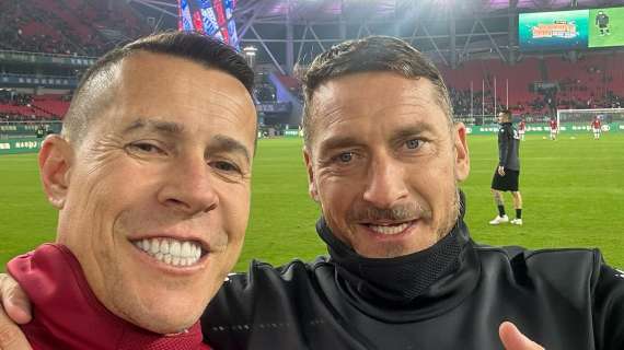 Taddei e Totti in campo insieme: "Un po' di storia del calcio mondiale"