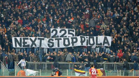 La gara vista dalla curva - L'intero stadio ai piedi di Francesco Totti. Qualche fischio per Balzaretti e Osvaldo. VIDEO!