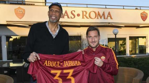Twitter, Totti: "Grazie Kareem Abdul-Jabbar è stato un onore scambiarci le maglie". FOTO!