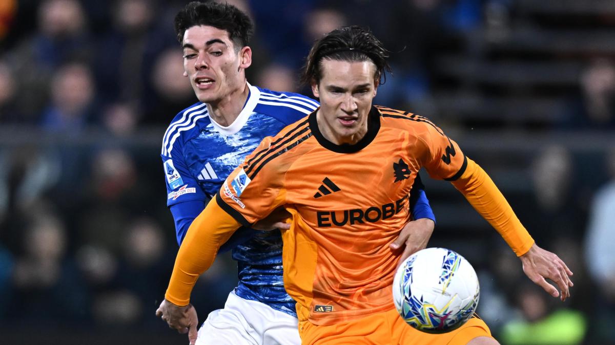 Como-Roma 2-1 - Malen illude, Douvikas pareggia, poi in 11 vs 10 Diego Carlos regala i 3 punti a Fabregas