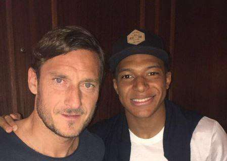 Twitter, Mbappé insieme a Totti: "Io con la leggenda". FOTO!