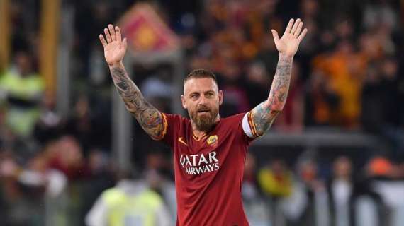 De Rossi scherza con un tifoso: "Dove gioco il prossimo anno? A calcetto con te"