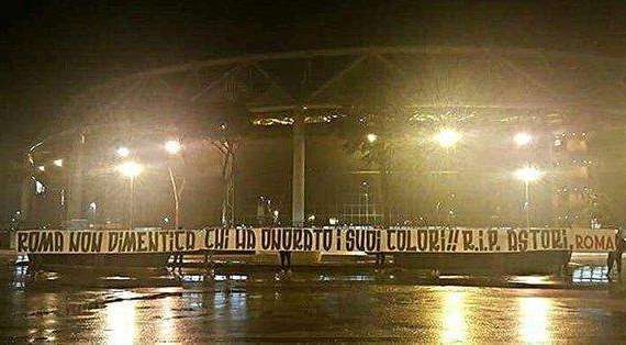Striscione in ricordo di Astori all’Olimpico: “Roma non dimentica chi ha onorato i suoi colori”. FOTO!