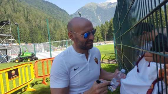 Autografi per Monchi durante l'allenamento: "Defrel, trattativa lunga. Manolas resta". FOTO! VIDEO!