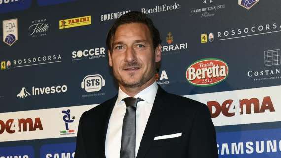 La Roma si complimenta con Totti per l'ingresso nella Hall of Fame del calcio italiano