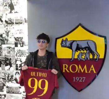 Il cantante Ultimo in visita al centro sportivo di Trigoria. FOTO! VIDEO!