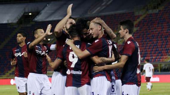 Bologna, squadra in campo. Allenamento a porte aperte