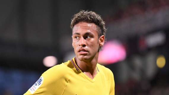 Brasile, Neymar lascia l'allenamento per un colpo subito da Paulinho