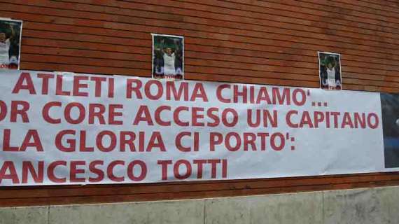 Striscione per Totti: "Cor core acceso un Capitano alla gloria ci portò". FOTO!