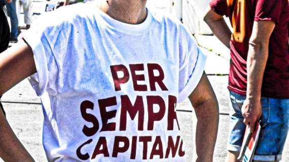 Un fiume di gente con la maglia numero 10 - La photogallery