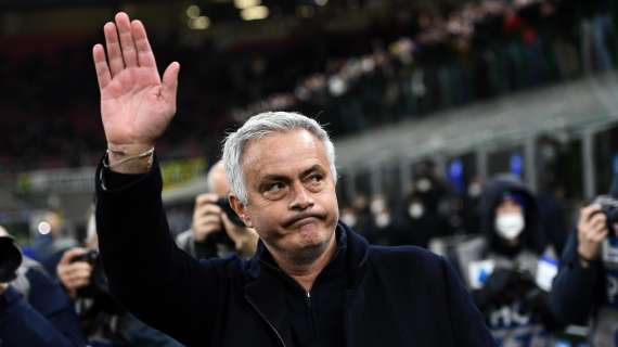 VG - Mourinho saluta il pubblico e si batte la mano sul cuore: i tifosi applaudono