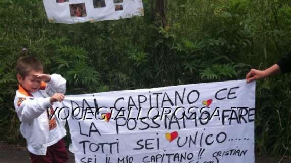 Striscione a Trigoria: &quot;Dai Capitano ce la possiamo fare. Totti sei unico...sei il mio Capitano&quot;