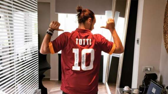 Facebook, Bob Sinclar riceve in regalo la maglia di Totti. FOTO!
