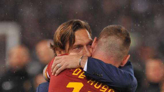 Totti: "Spero che De Rossi resti a lungo alla Roma, è un grande allenatore"