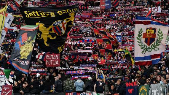 Roma-Bologna 1-3, i giocatori vanno verso la Sud e applaudono i tifosi: cori di sostegno verso la squadra