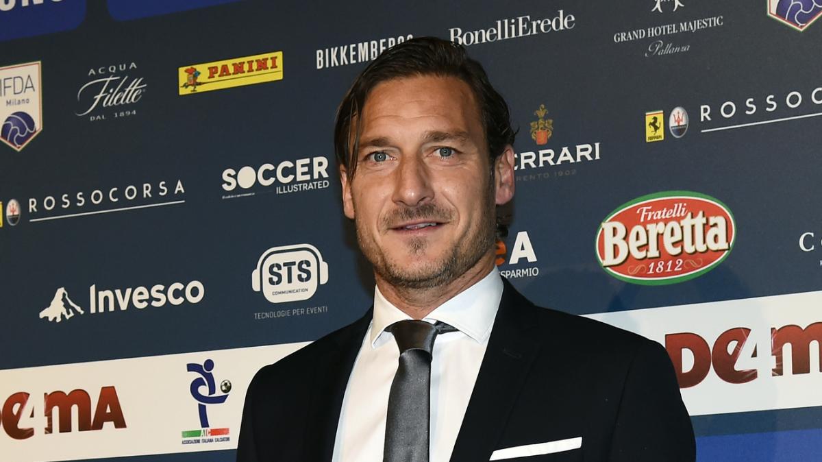 Totti ripercorre la sua carriera con le maglie più importanti: "Quella dello Scudetto la più significativa". VIDEO!