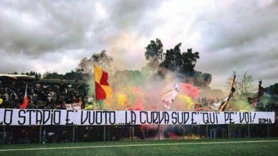 Presente uno striscione a Trigoria: "Lo stadio è vuoto. La Curva sud è qui per voi!". FOTO!