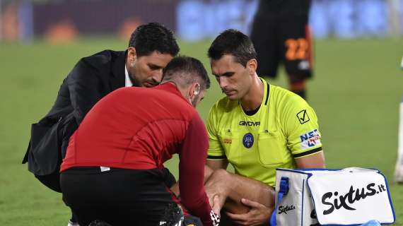 Roma-Frosinone - Aouar tampona l'arbitro, che finisce a terra. FOTO!