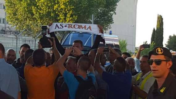 Dzeko sbalordito dall'accoglienza a Fiumicino, circa 100 tifosi presenti anche a Trigoria. Salah operazione da 25 milioni