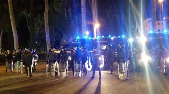 Polizia in tenuta antisommossa all'esterno dell'Olimpico, la squadra non tornerà in pullman. FOTO!