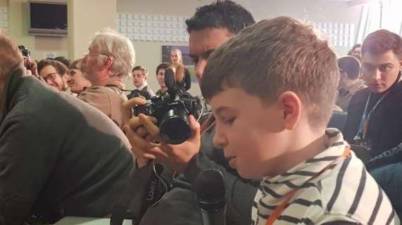 Il piccolo youtuber Michael Surzhyn alla conferenza di Di Francesco e De Rossi. FOTO! VIDEO!