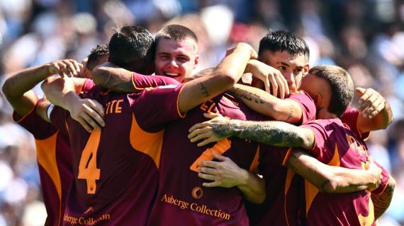 La Roma sotto alla Curva Sud per festeggiare la vittoria