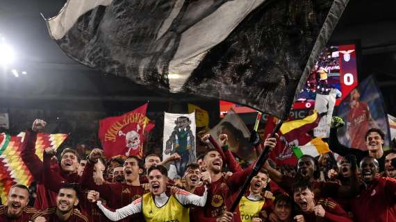 Roma-Lazio 2-0, festa grande della squadra sotto la Curva Sud: Dybala e Mancini tra i tifosi. FOTO!