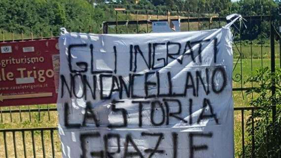 Striscione per Totti: "Gli ingrati non cancellano la storia... Grazie Capitano". FOTO!