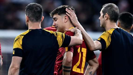Siviglia-Roma, Dybala inconsolabile a fine partita: Mou e i compagni lo abbracciano. FOTO!