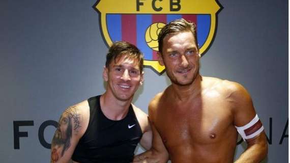 Instagram - Messi e Totti si scambiano la maglia. Twitter AS Roma: "Le maglie andranno all'asta". FOTO!