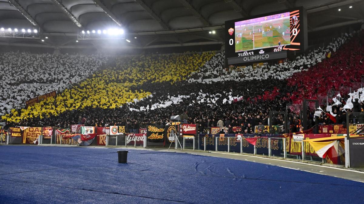 Roma-Bologna - Scenografia in Curva Sud raffigurante la lupa capitolina