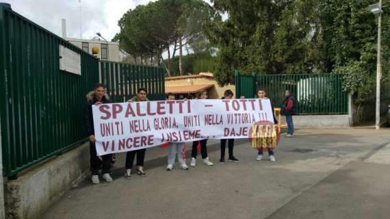 Trigoria, striscione per Totti e Spalletti. FOTO!