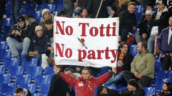 Roma in partenza per Bologna. Tifosi a Totti: "Non basta una vita per amarti"