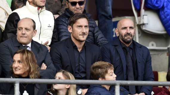 Totti nella prefazione del libro di Monchi: "Nel travaglio di quei giorni, ho intravisto una luce: avrei vestito ancora la maglia della Roma, seppur in un ruolo diverso"