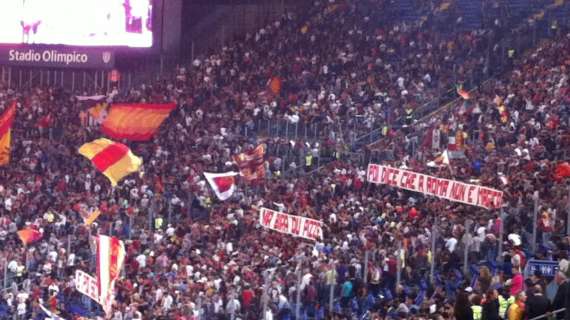 Striscione allo stadio: "Poi dici che la Roma non è magica...". E si torna sul derby vinto. FOTO!