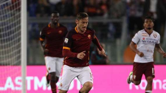 Totti a bordo campo: "Scattate pure le foto, che sono le ultime"