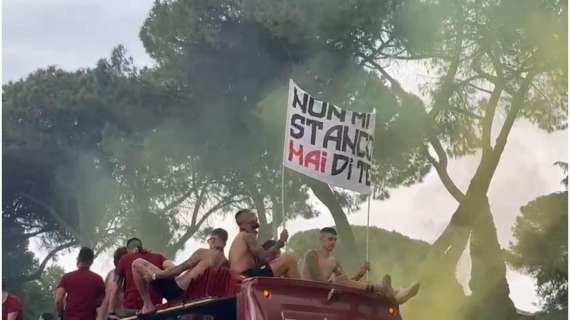 FESTA DELLA ROMA - Mancini e Spinazzola reggono lo stendardo: "Non mi stanco mai di te". VIDEO!
